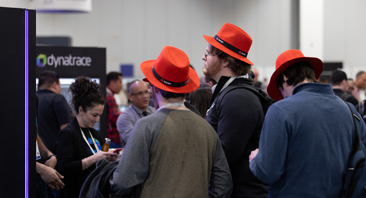 Partecipanti al Red Hat Summit che indossano una speciale versione del fedora distribuita agli eventi.