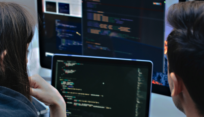 Pessoas olhando para a tela de um computador