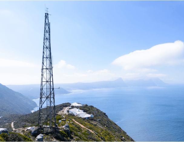 Torre de telefonía móvil en una colina